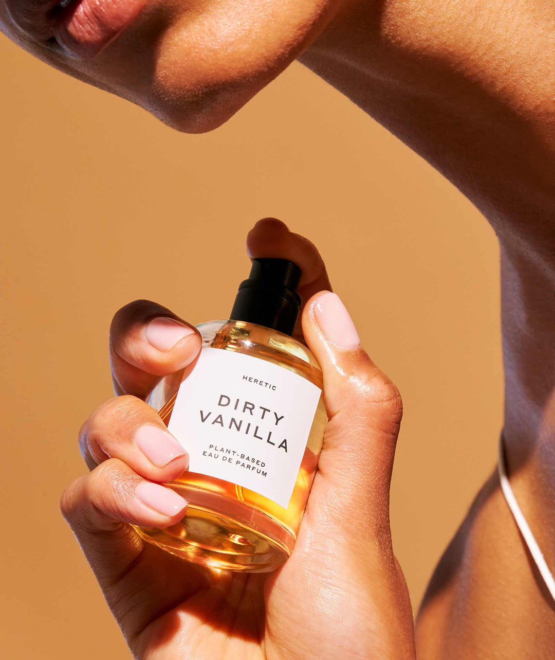 Heretic Parfum Dirty Vanilla mit beigem Hintergrund