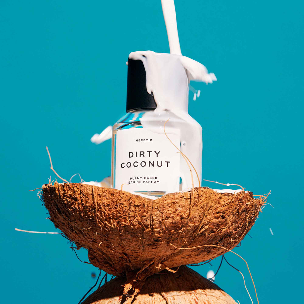 Dirty Coconut 50ml Flacon von Heretic Parfum in halber Kokosnuss und mit Kokosmilch übergossen
