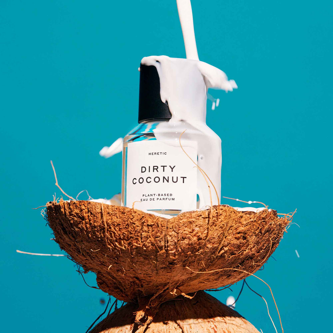 Dirty Coconut 50ml Flacon von Heretic Parfum in halber Kokosnuss und mit Kokosmilch übergossen