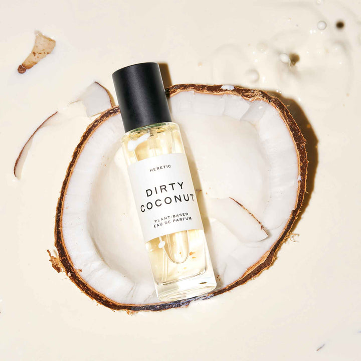 Dirty Coconut 15ml Flakon liegt in einer halbierten Kokosnuss - Heretic Parfum