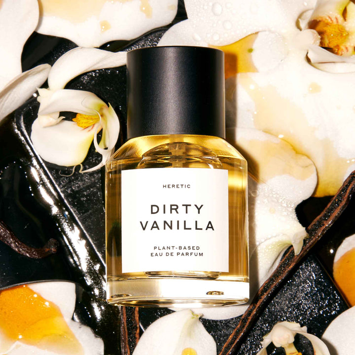 Dirty Vanilla Eau de Parfum Heretic Parfum mit Blumen und schwarzem Hintergrund
