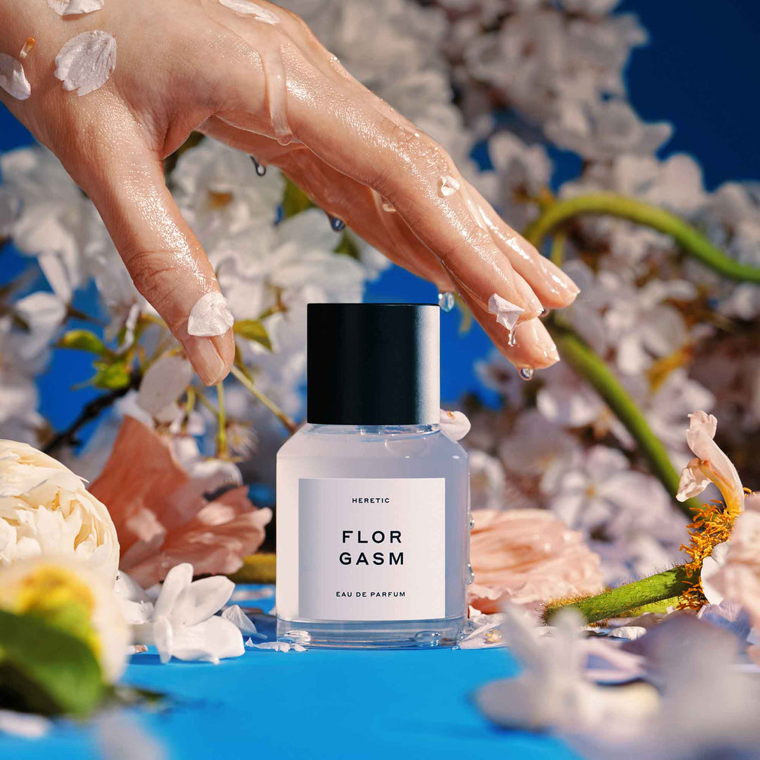 Florgasm Eau de Parfum Heretic Parfum 50ml mit Hand und weißen Blüten