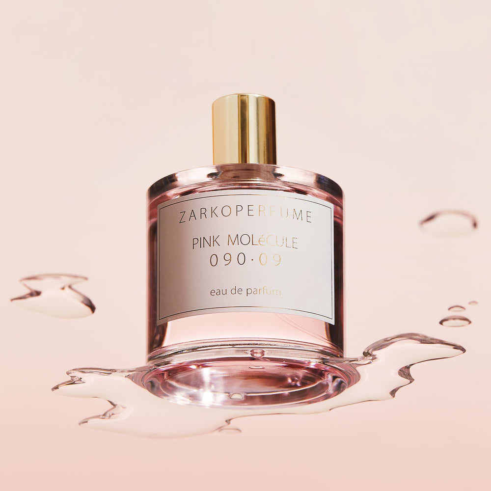 Pink Molecule Eau de Parfum 100ml von Zarkoperfume vor zartpinkem Hintergrund